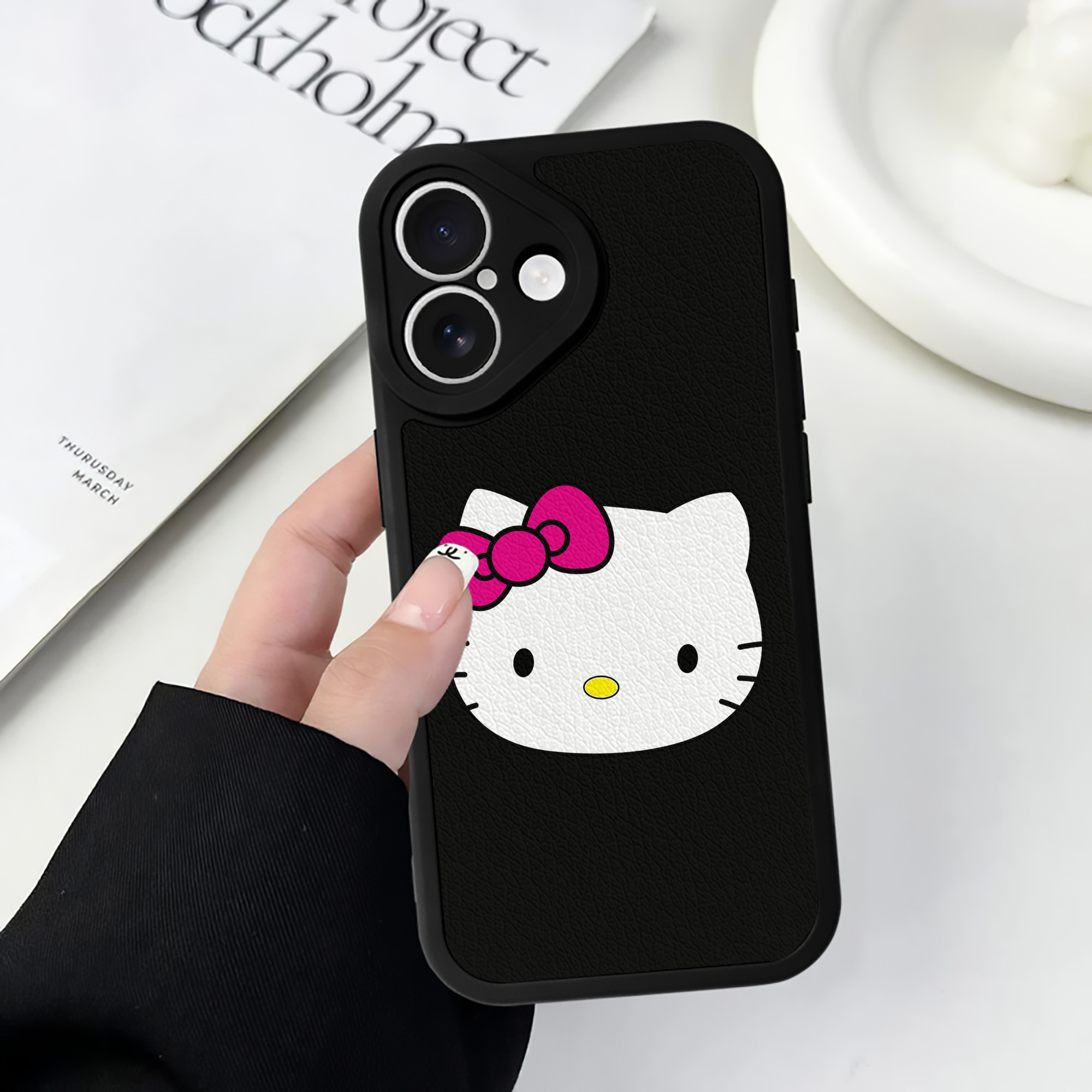 （画像用） Hello Kitty ハローキティ 【iPhone 16シリーズ対応】シリコンスマホケース（レザー調） 材質：シリコン